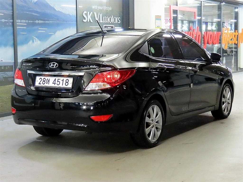 HYUNDAI Accent - Vista 4