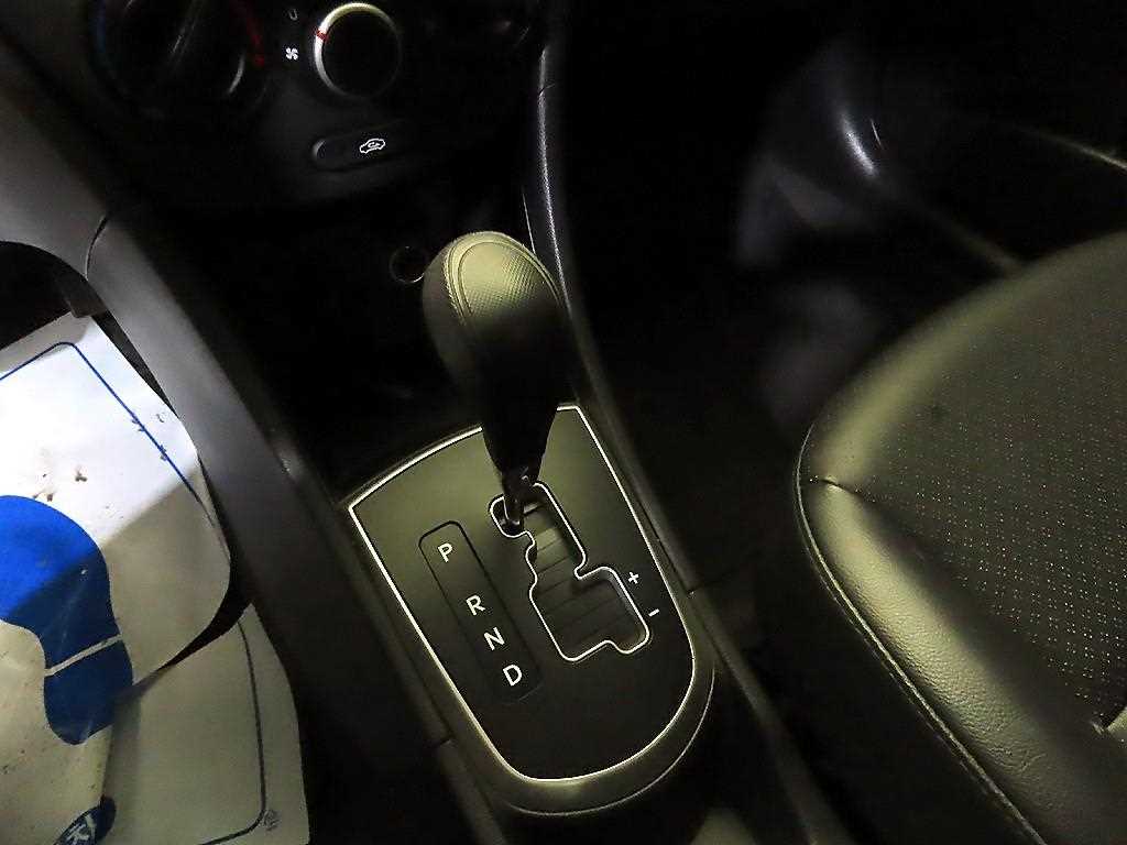 HYUNDAI Accent - Vista 12