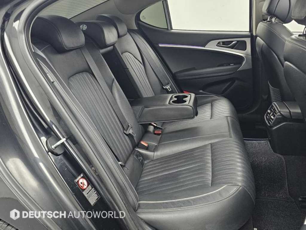 Genesis G70 - Vista 12