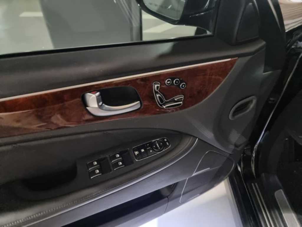 HYUNDAI Equus - Vista 8