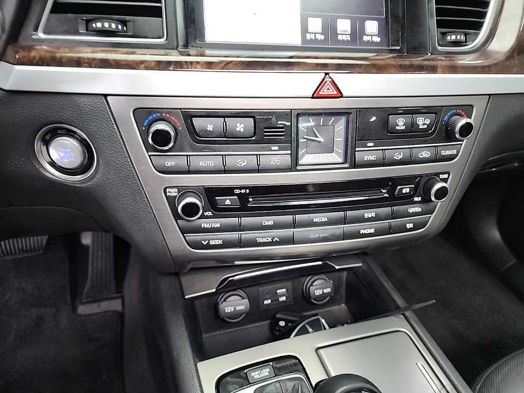 HYUNDAI Genesis - Vista 10