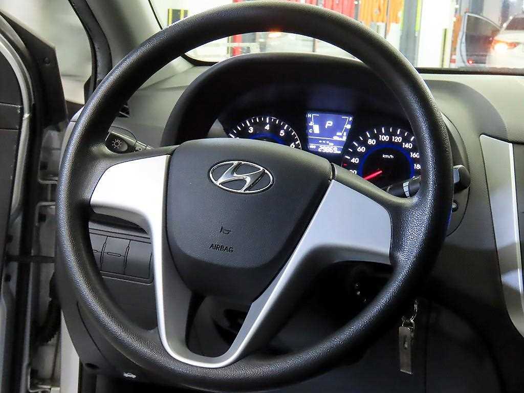 HYUNDAI Accent - Vista 8