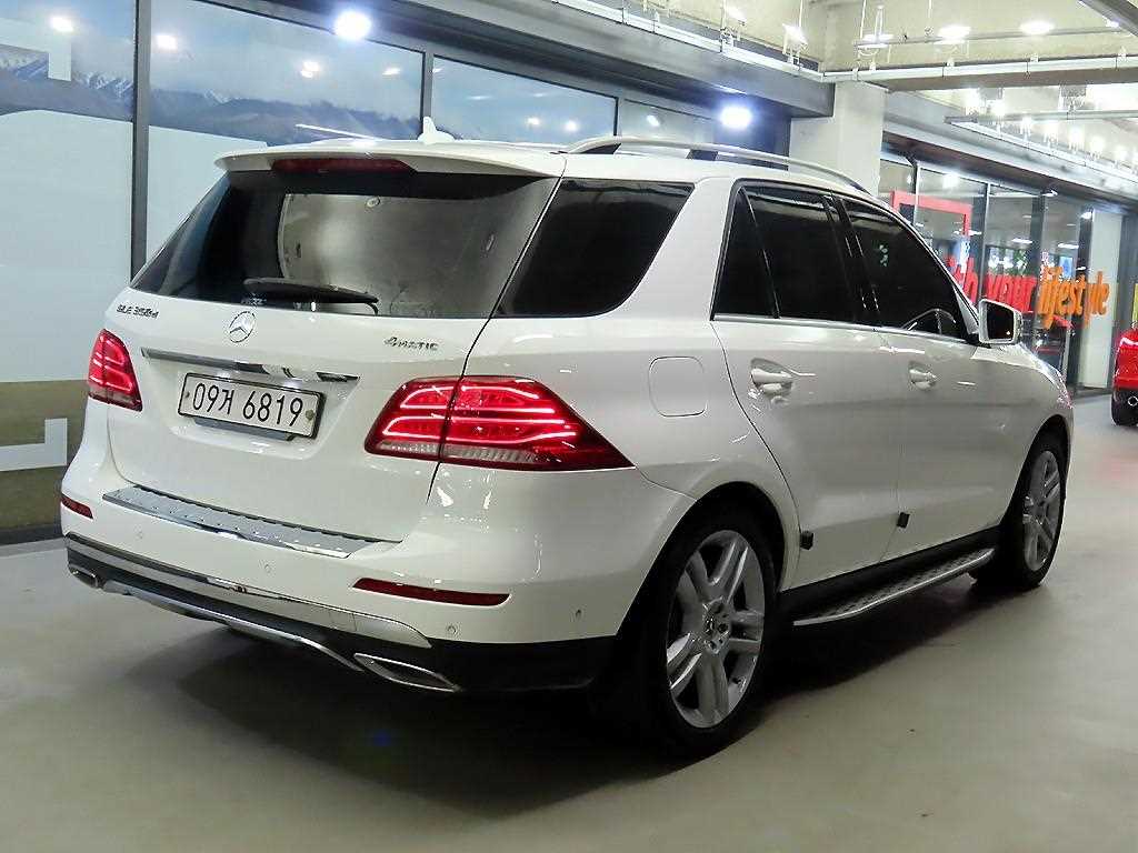 Mercedes Benz GLE Class - Vista 4