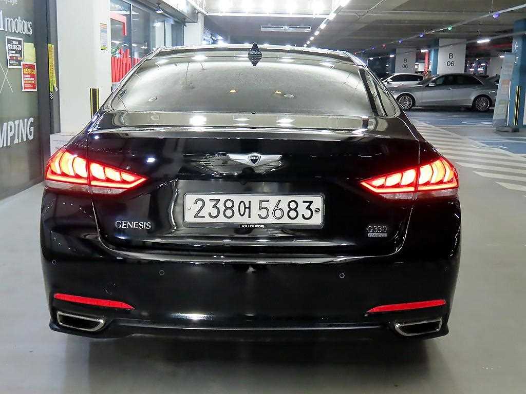 HYUNDAI Genesis - Vista 5