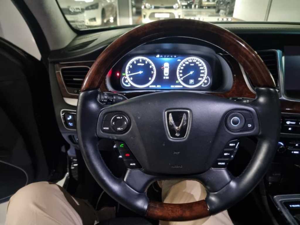 HYUNDAI Equus - Vista 10