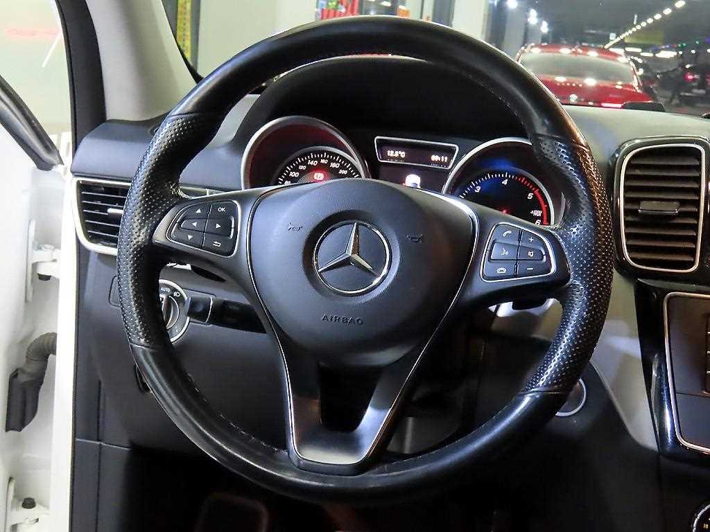 Mercedes Benz GLE Class - Vista 8