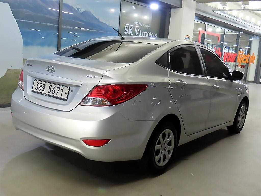 HYUNDAI Accent - Vista 4