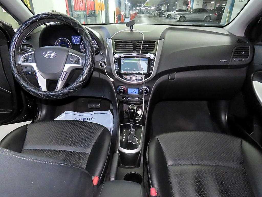 HYUNDAI Accent - Vista 10