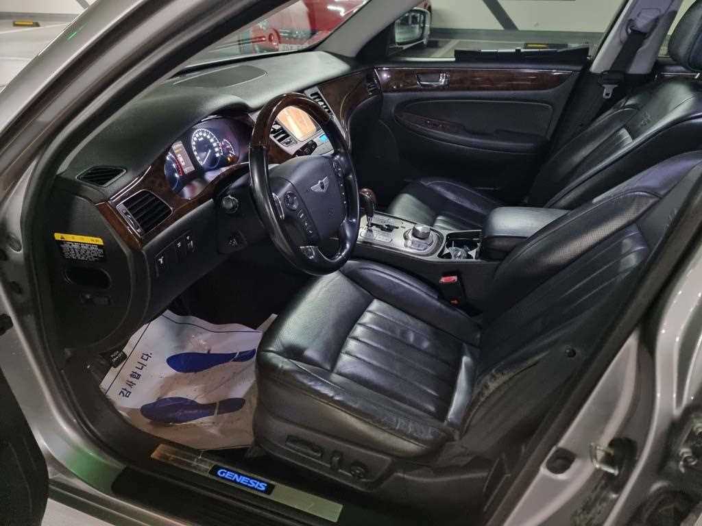 HYUNDAI Genesis - Vista 6