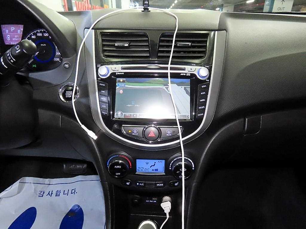 HYUNDAI Accent - Vista 11