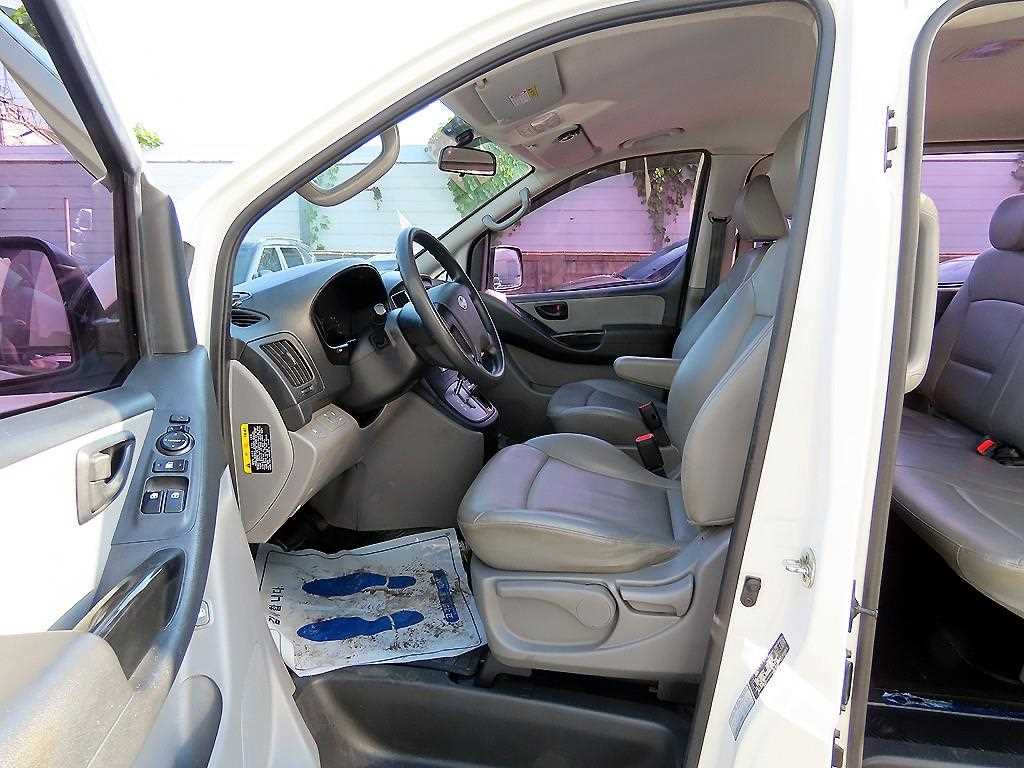 HYUNDAI Starex - Vista 5