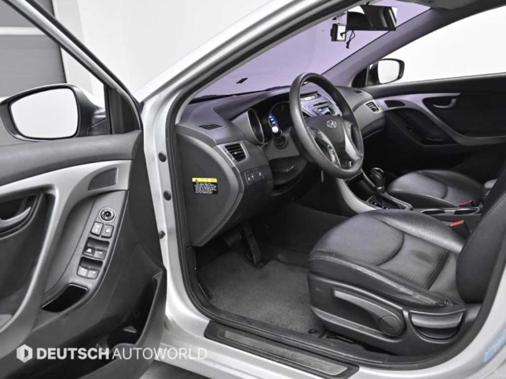 HYUNDAI Avante - Vista 11