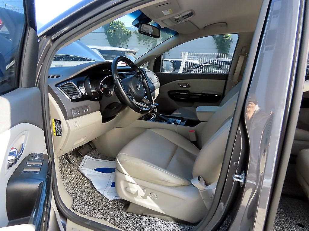 KIA Carnival - Vista 5