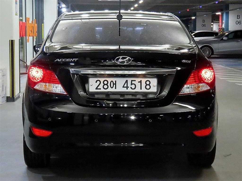 HYUNDAI Accent - Vista 5