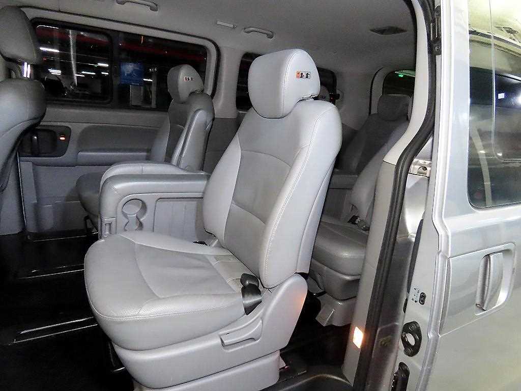 HYUNDAI Starex - Vista 7