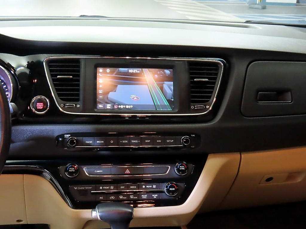 KIA Carnival - Vista 11