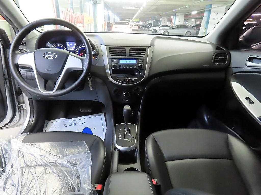 HYUNDAI Accent - Vista 10