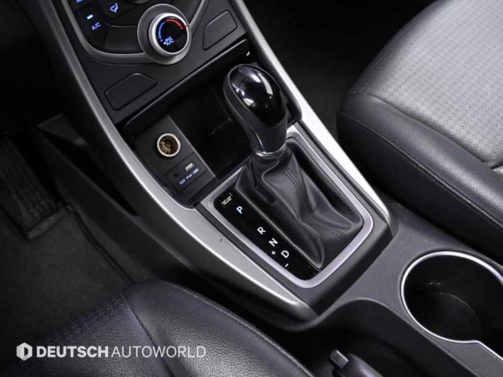 HYUNDAI Avante - Vista 9