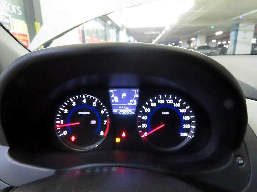 HYUNDAI Accent - Vista 9