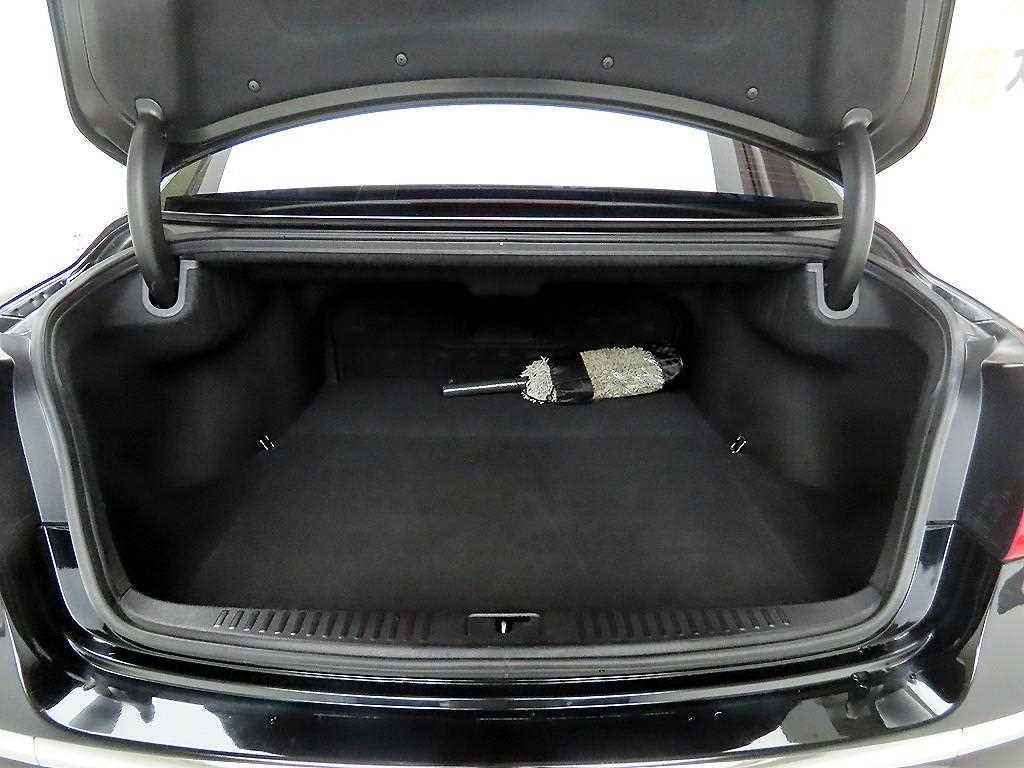 HYUNDAI Genesis - Vista 5