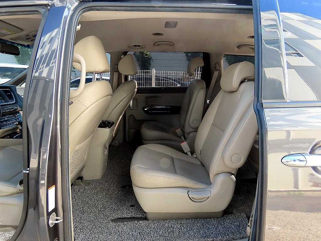 KIA Carnival - Vista 6