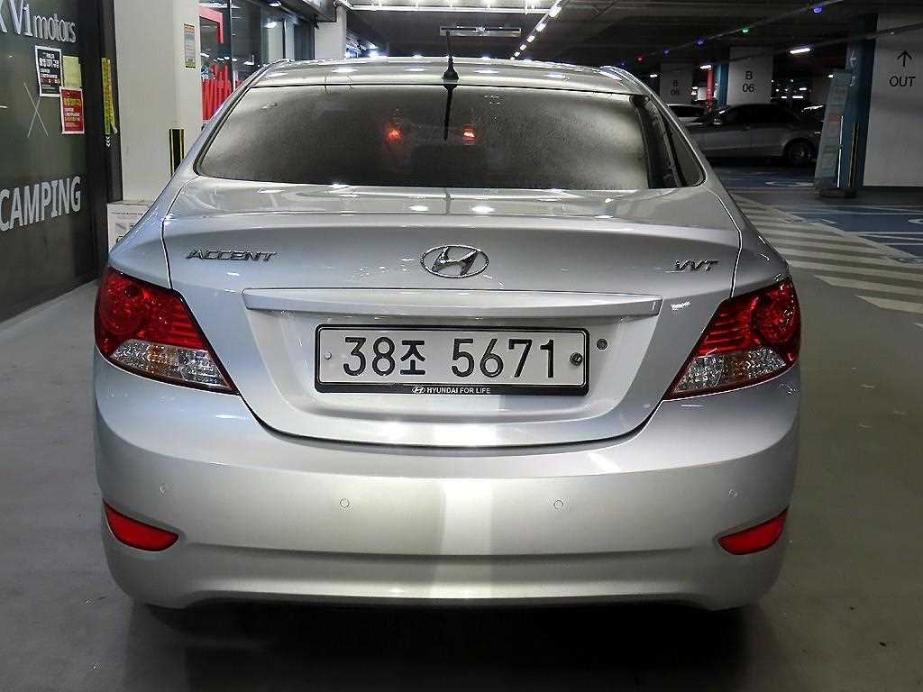HYUNDAI Accent - Vista 5