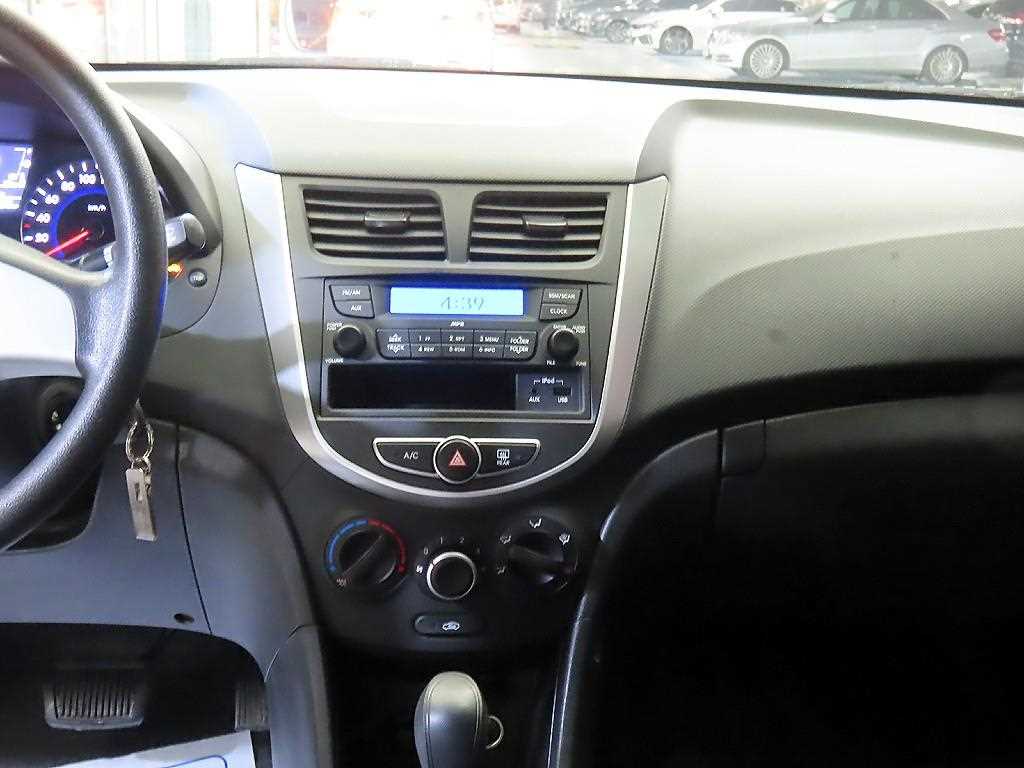 HYUNDAI Accent - Vista 11