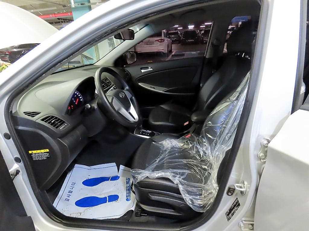 HYUNDAI Accent - Vista 6