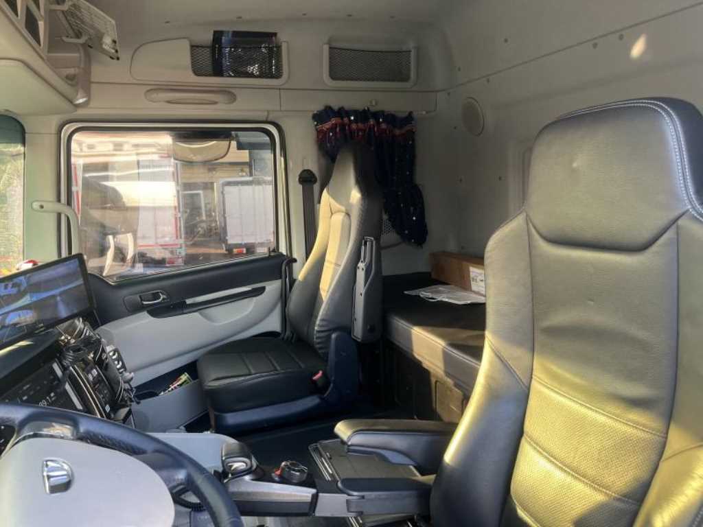 medium and large cargo truck - Vista 9