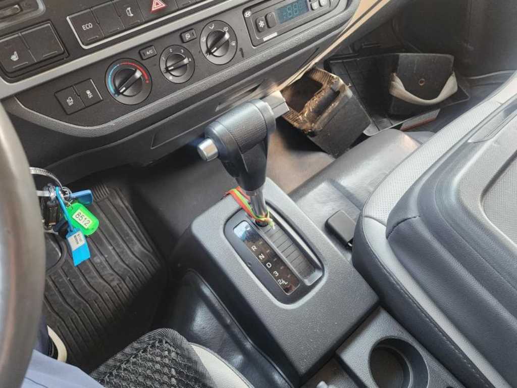 medium and large cargo truck - Vista 9