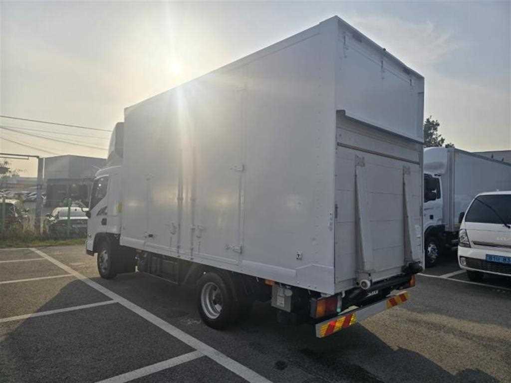 medium and large cargo truck - Vista 6