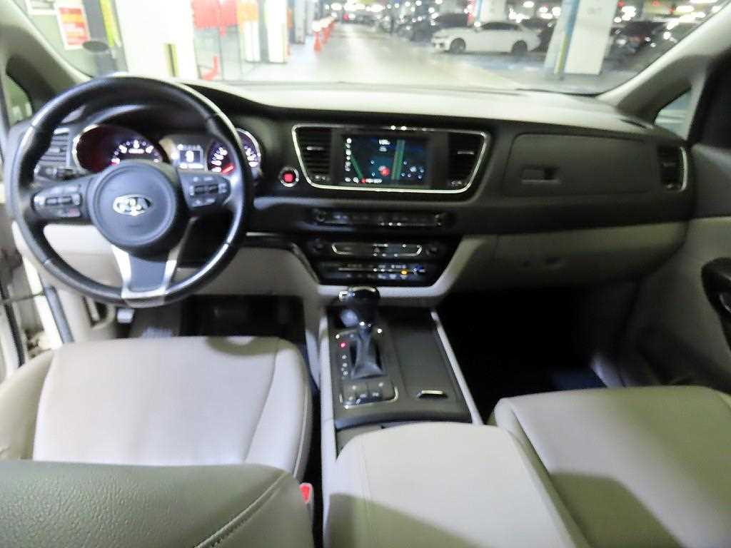 KIA Carnival - Vista 10