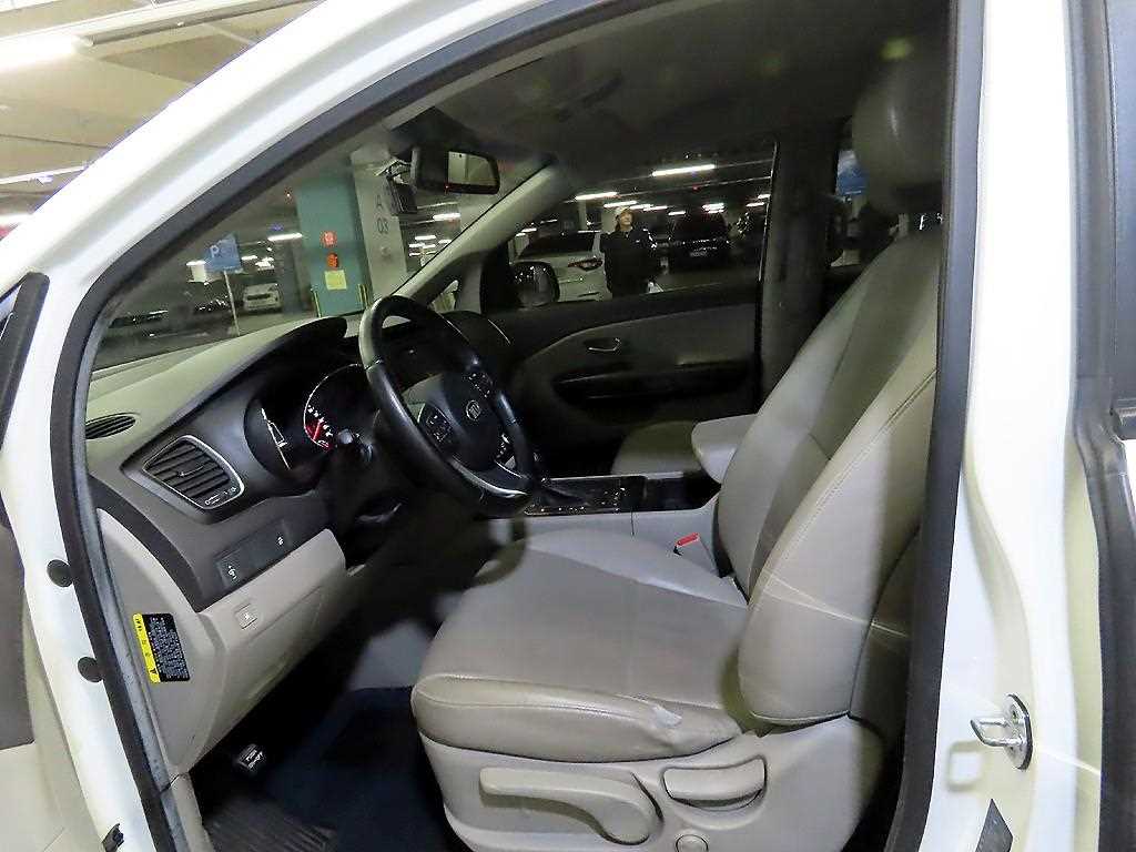 KIA Carnival - Vista 6