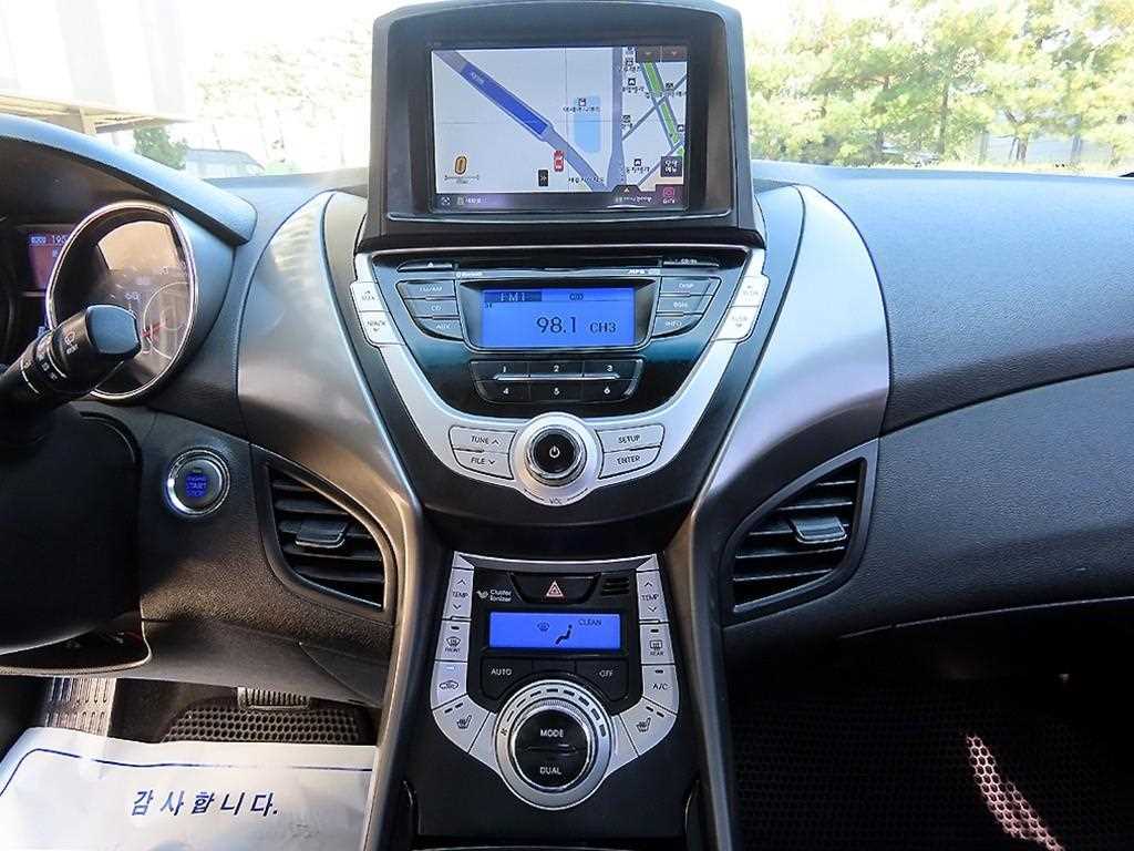 HYUNDAI Avante - Vista 12