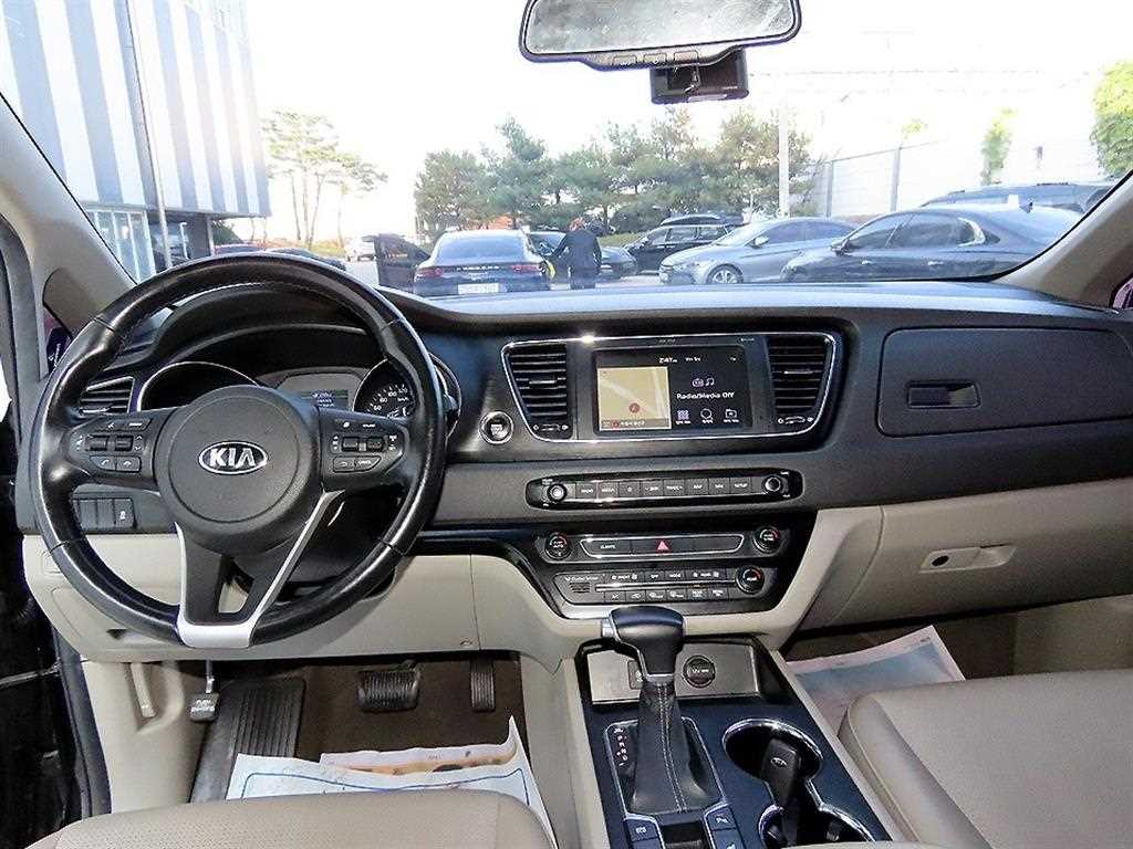 KIA Carnival - Vista 8