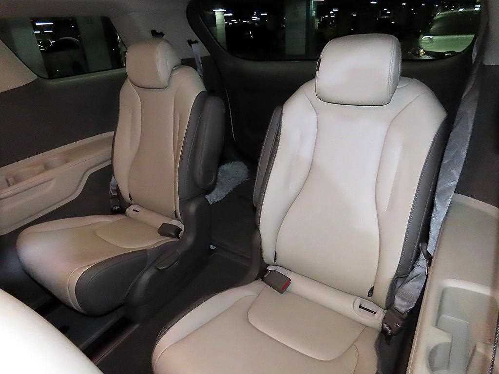 KIA Carnival - Vista 8