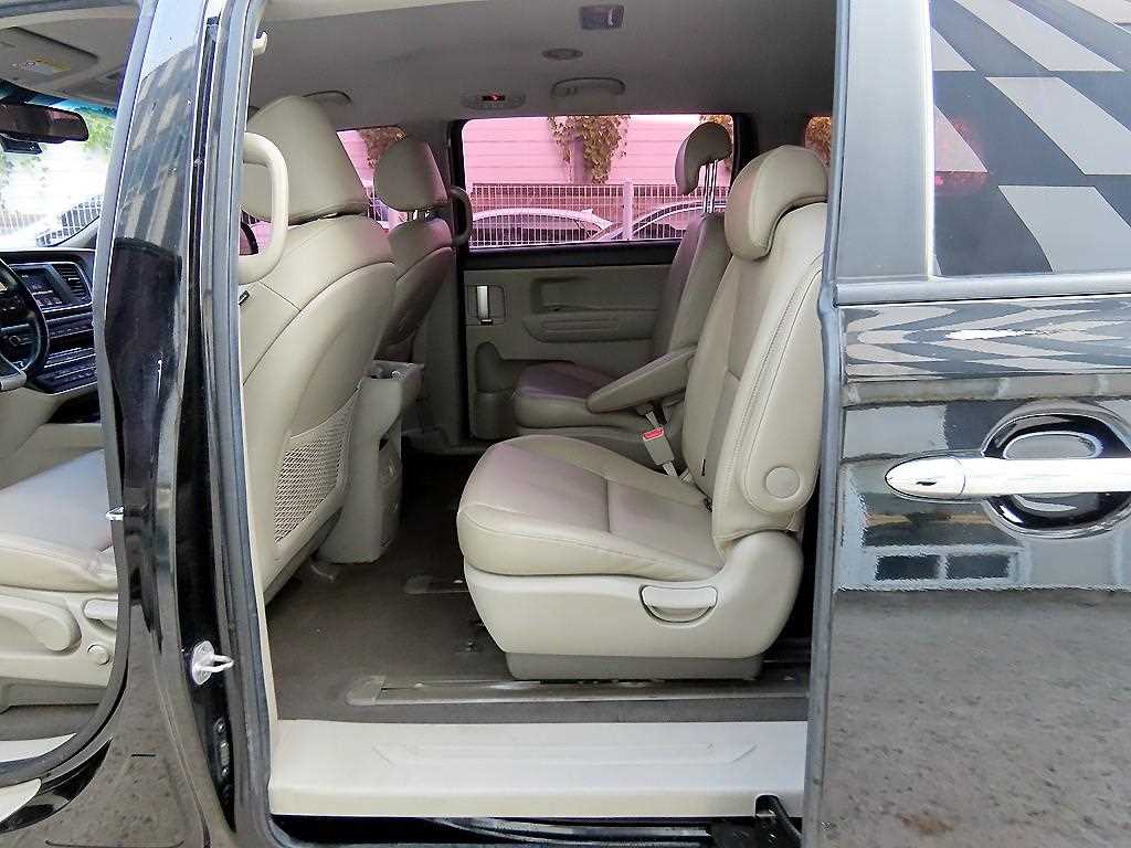 KIA Carnival - Vista 6
