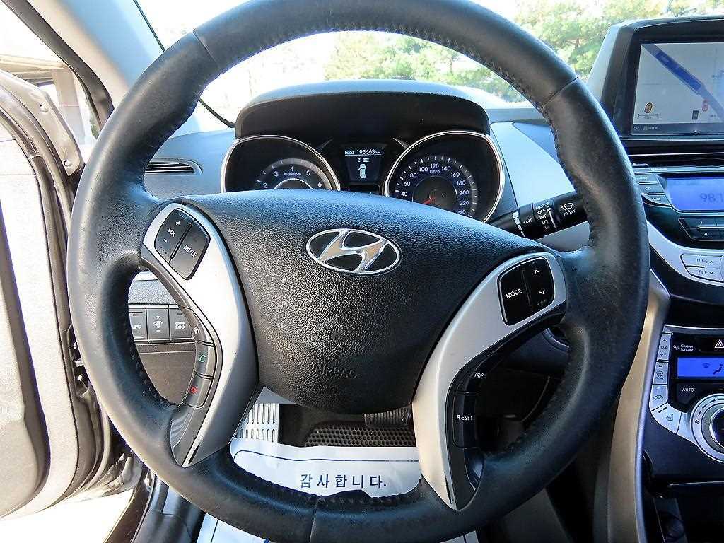 HYUNDAI Avante - Vista 8