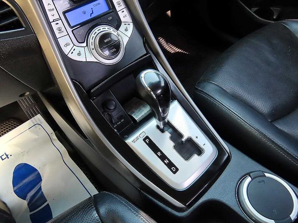 HYUNDAI Avante - Vista 10