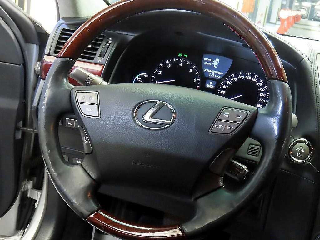 Lexus LS - Vista 8