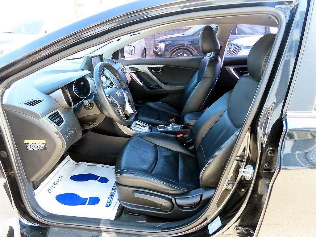 HYUNDAI Avante - Vista 5