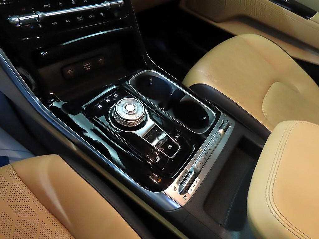 KIA Carnival - Vista 12