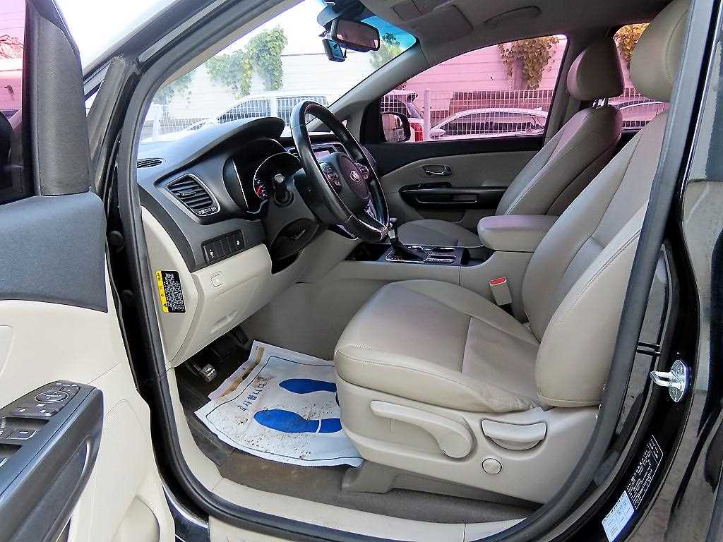 KIA Carnival - Vista 5
