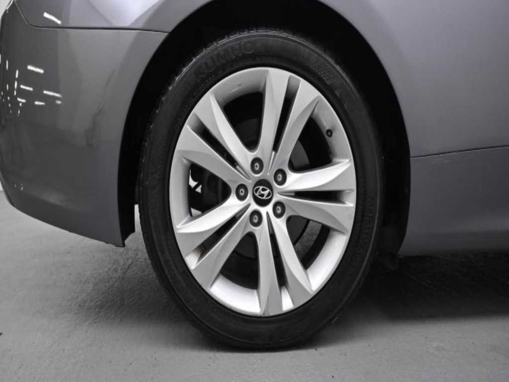 HYUNDAI Genesis - Vista 5