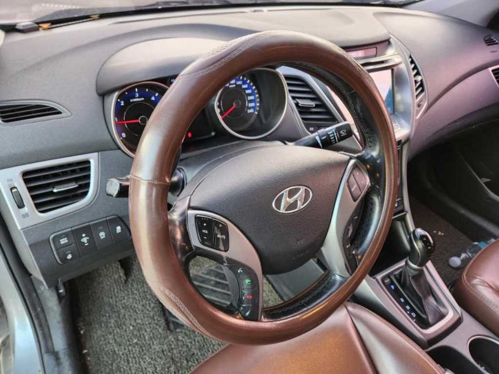 HYUNDAI Avante - Vista 12