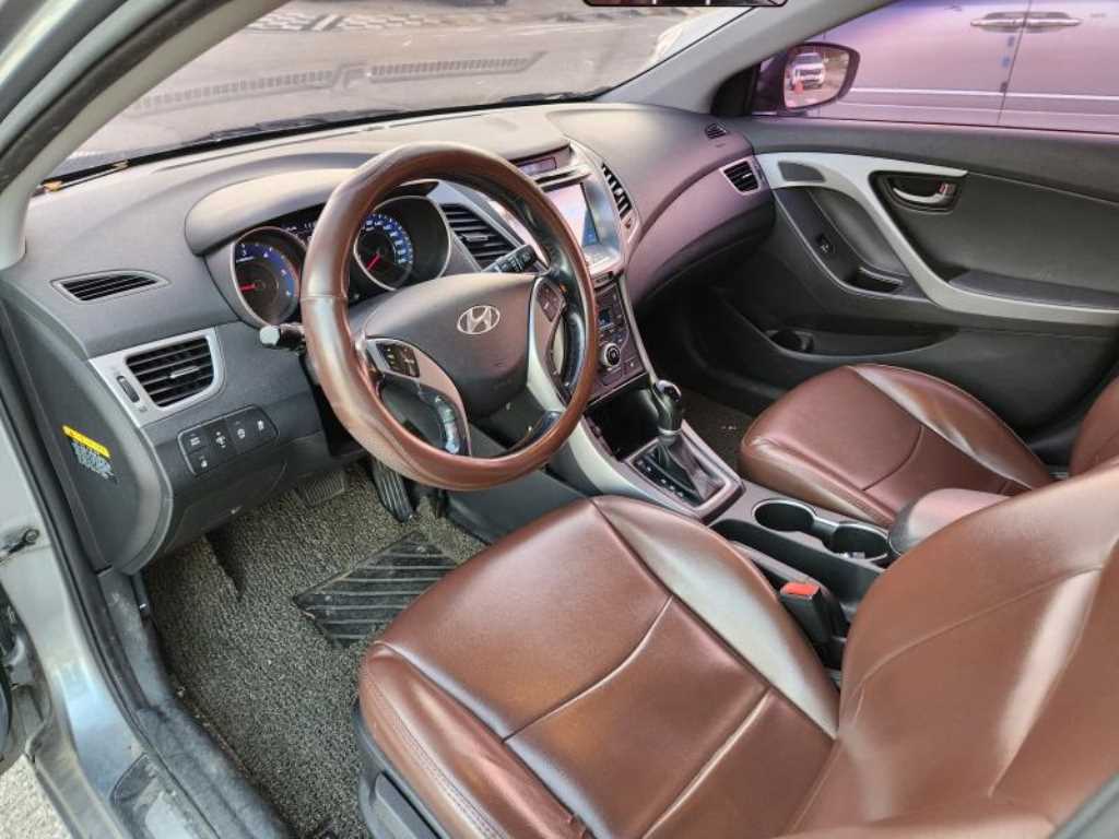 HYUNDAI Avante - Vista 8