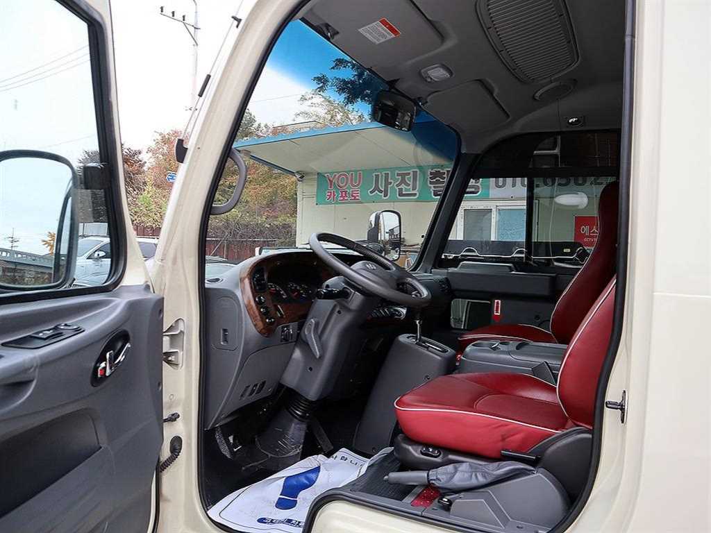 medium and large bus Hyundai bus - Vista 6