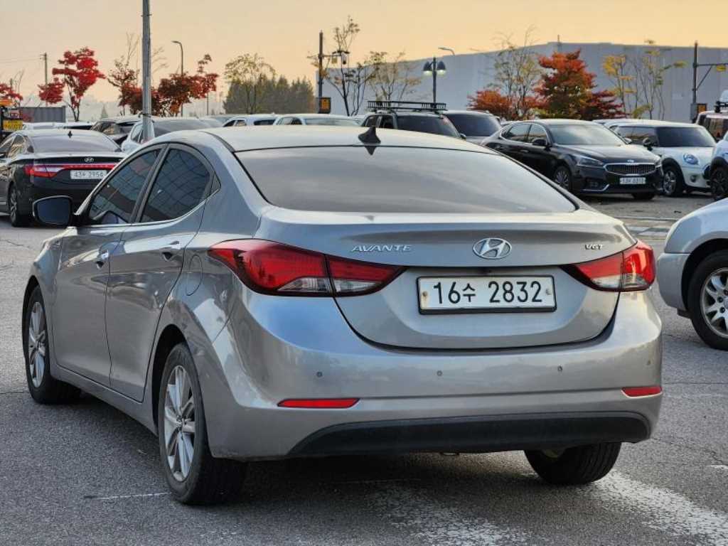 HYUNDAI Avante - Vista 5