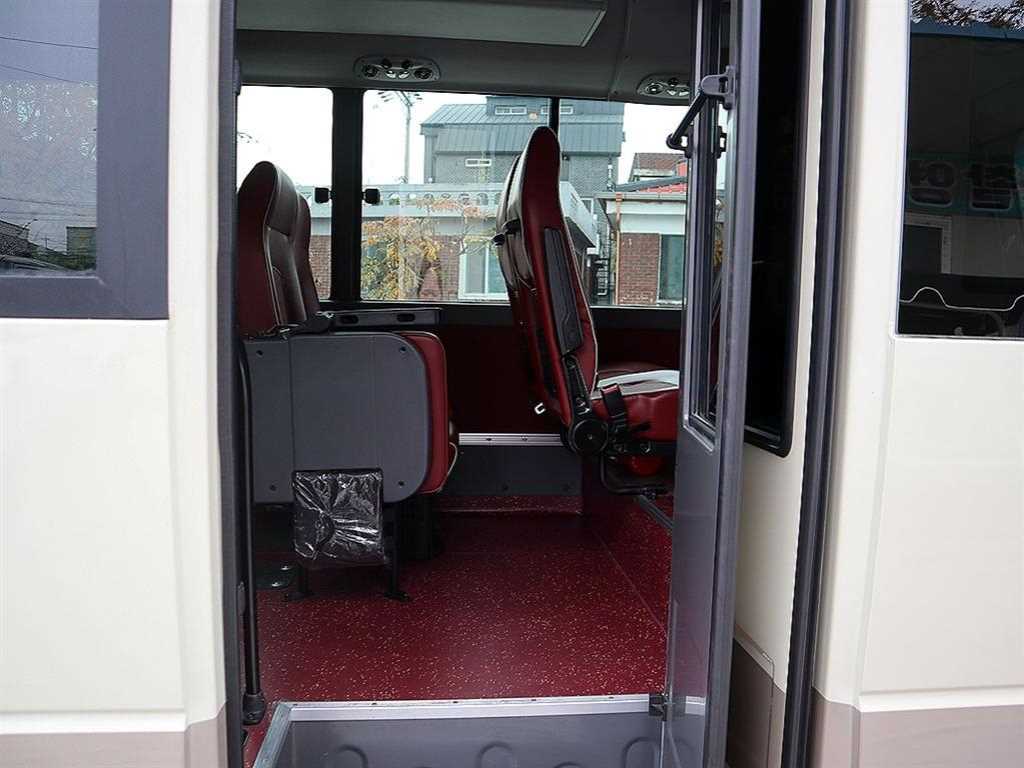 medium and large bus Hyundai bus - Vista 7