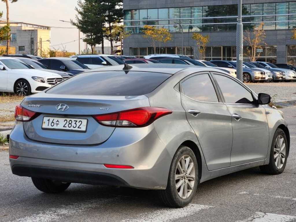 HYUNDAI Avante - Vista 4